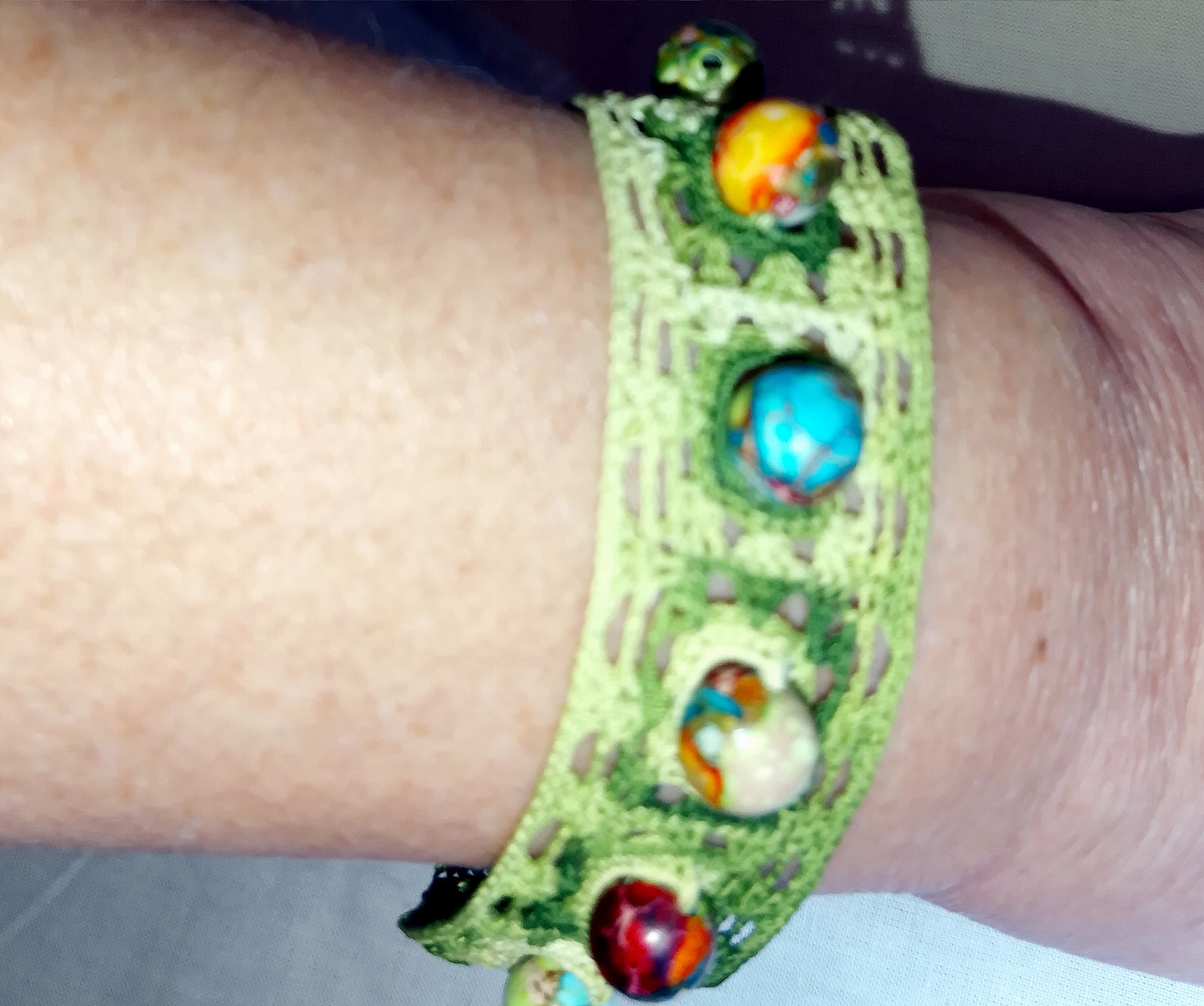 Ensemble Ann bracelet et boucles d'oreilles dégradé de vert perles de jaspe sea sediment fait main France crochet artisanal