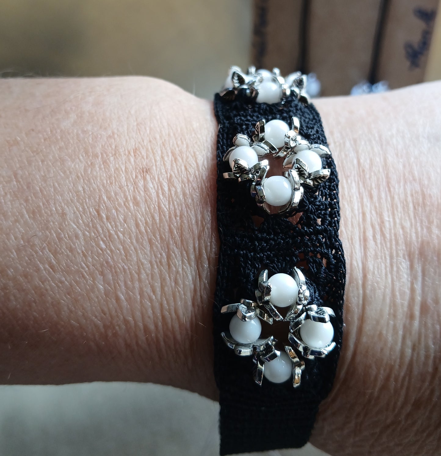 Ensemble Domino – Bracelet & Boucles d'oreilles Noir Perles d'Agate Blanche
