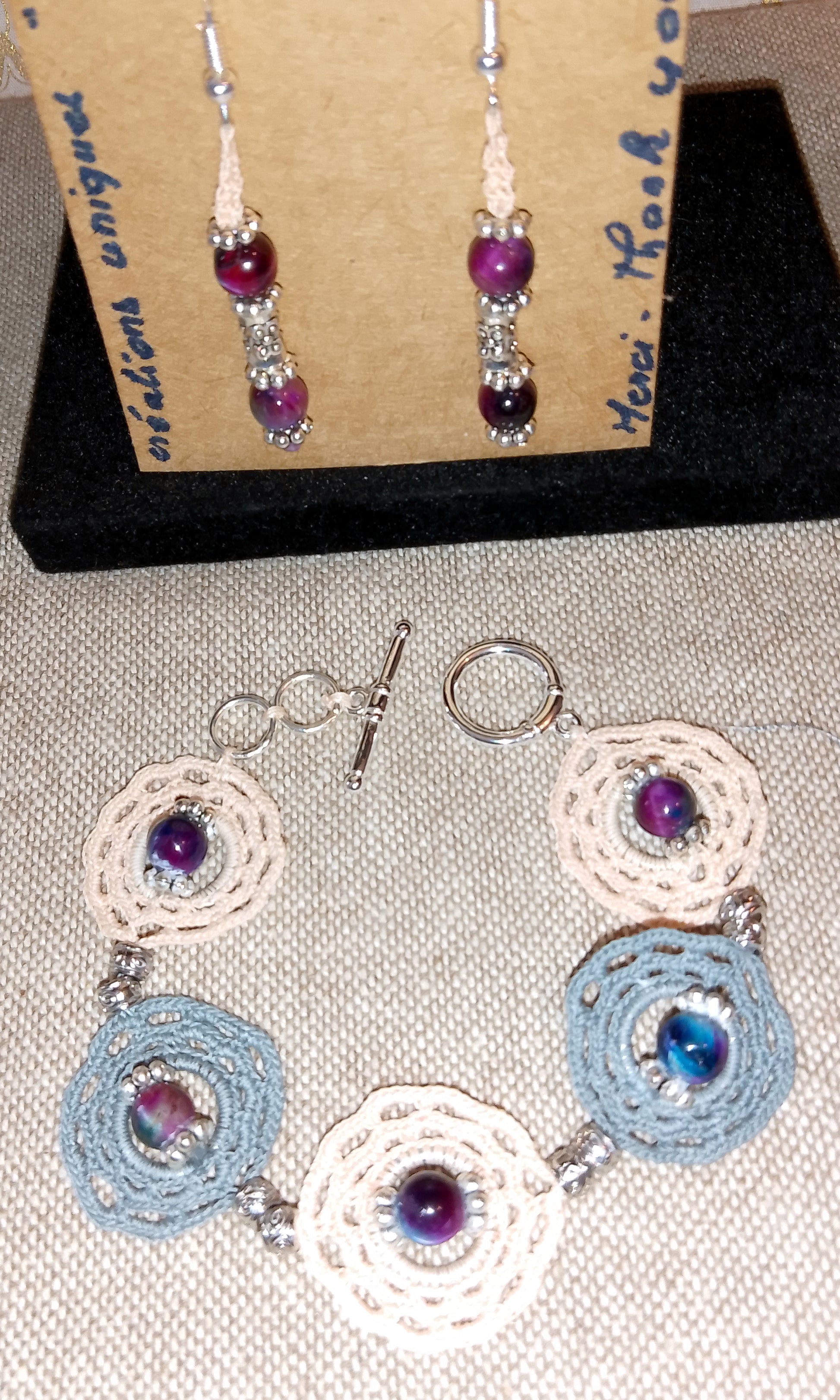 Ensemble bracelet et boucles d'oreilles avec perles oeil de tigre multicolores fait main en France crochet artisanal
