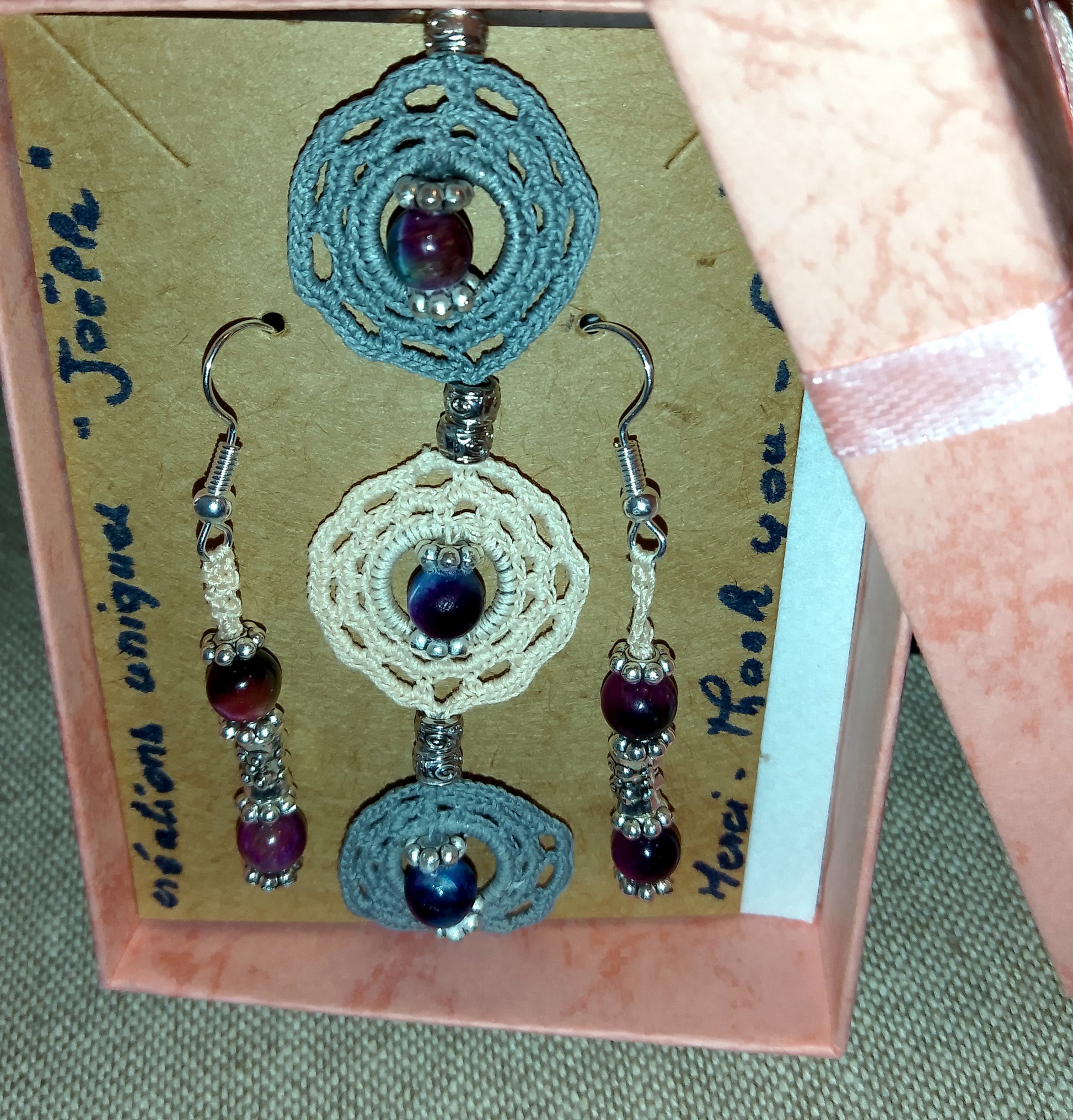 Ensemble bracelet et boucles d'oreilles fait main en France crochet artisanal perles oeil de tigre multicolores