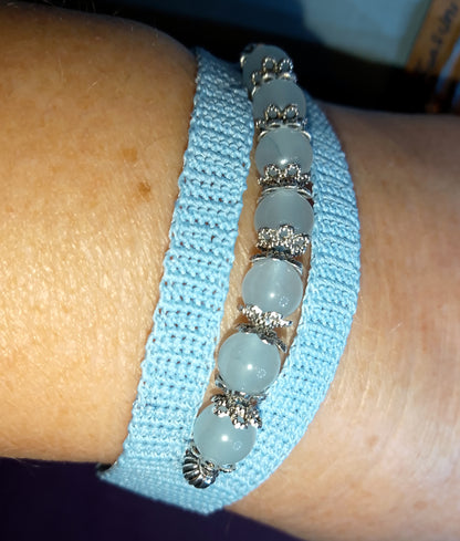 Ensemble bleu ciel bracelet et boucles d'oreilles Evelyne perles de jade gris bleu fait main en France crochet artisanal