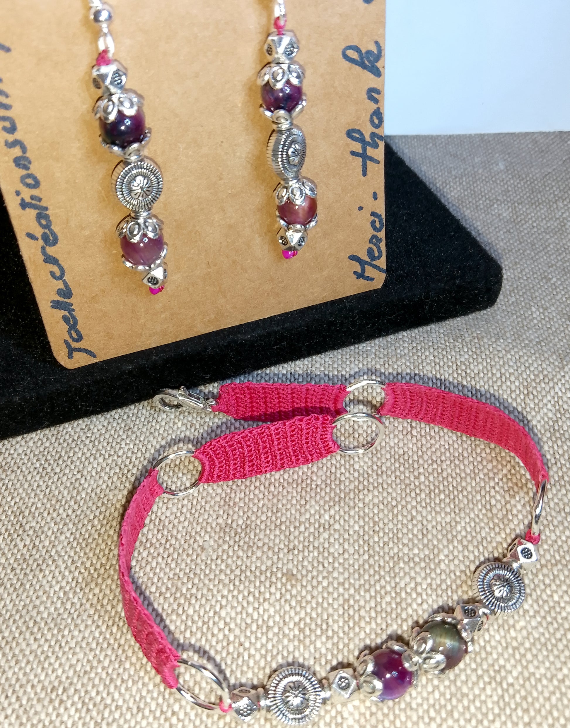 Ensemble bracelet et boucles d'oreilles faits main en France perles oeil de tigre multicolores crochet artisanal