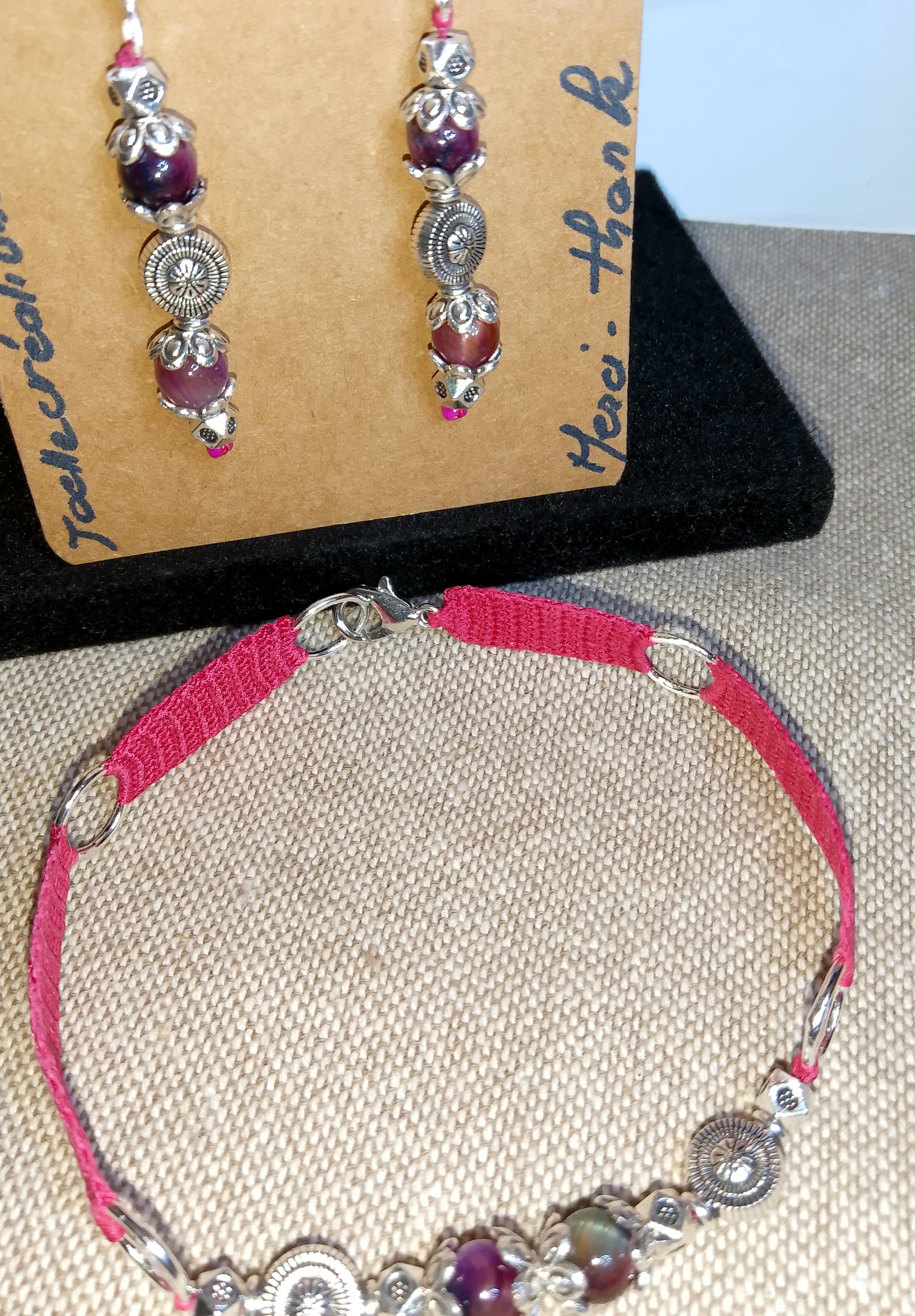 Ensemble bracelet et boucles d'oreilles rose fuschia faits main en France crochet artisanal
