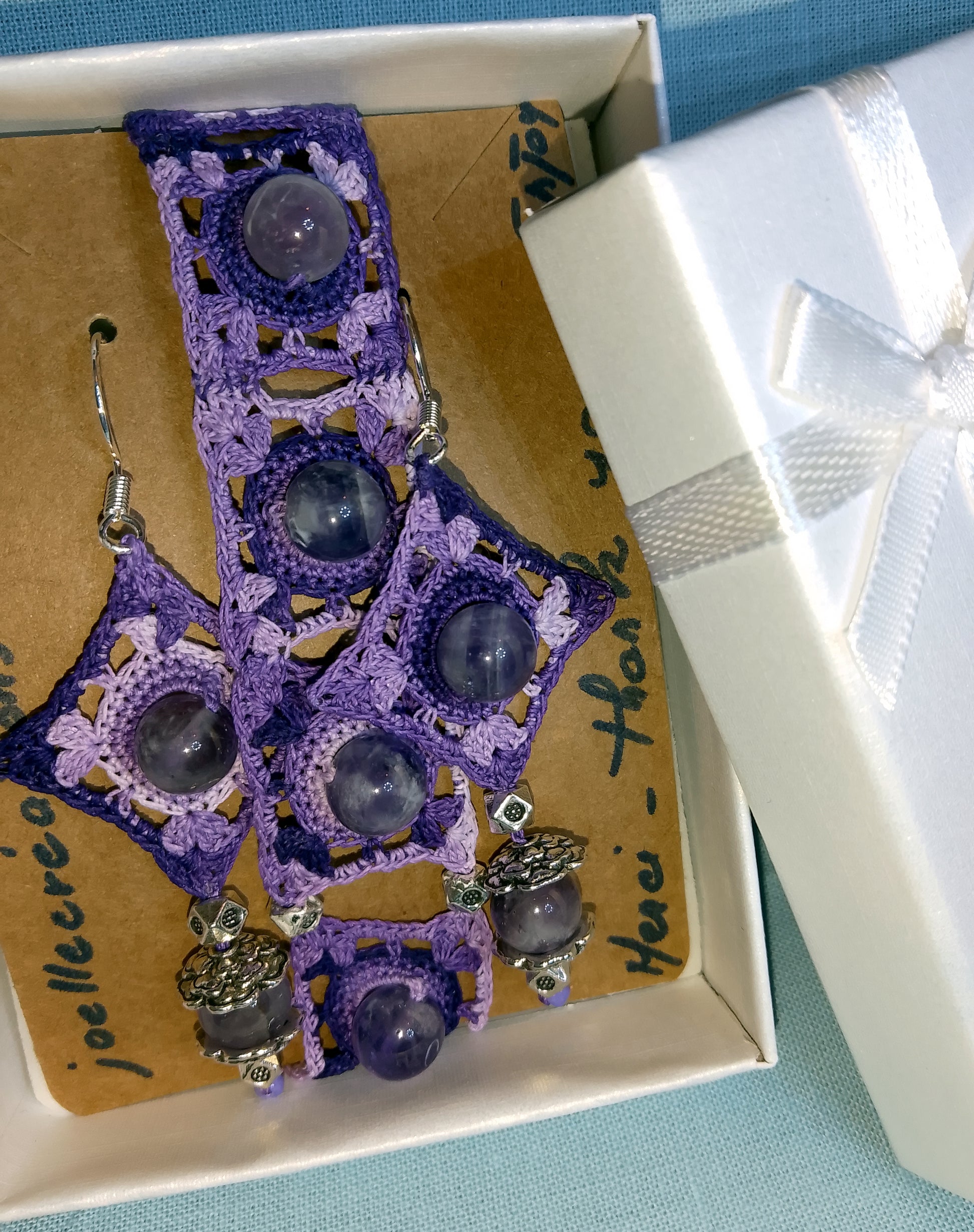 Ensemble Sandra bracelet et boucles d'oreilles violet perles d'améthyste fait main en France crochet artisanal 