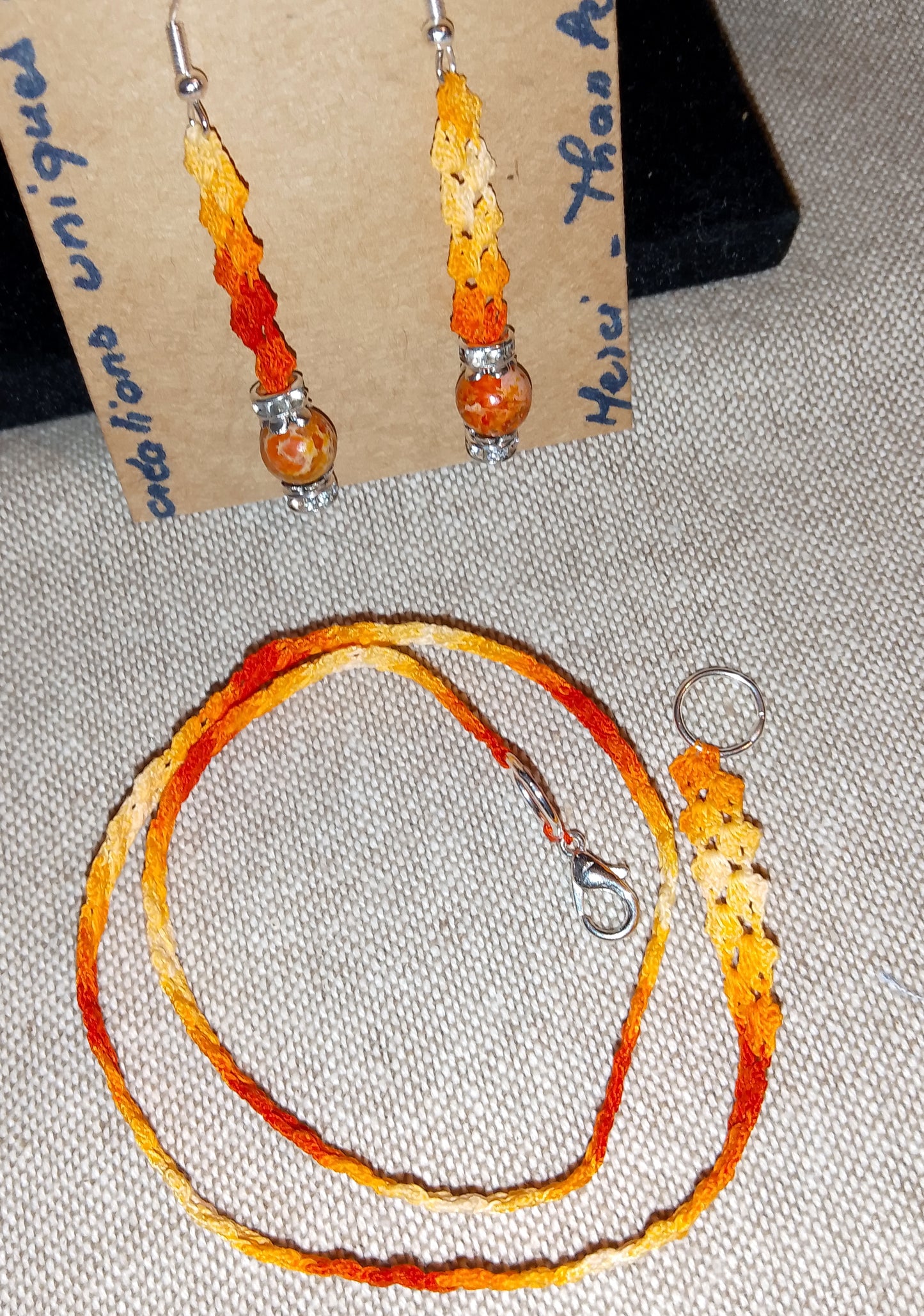 ensemble double bracelet ou tour de cou et boucles d'oreilles oranges perles de jaspe orange fait main en France crochet artisanal