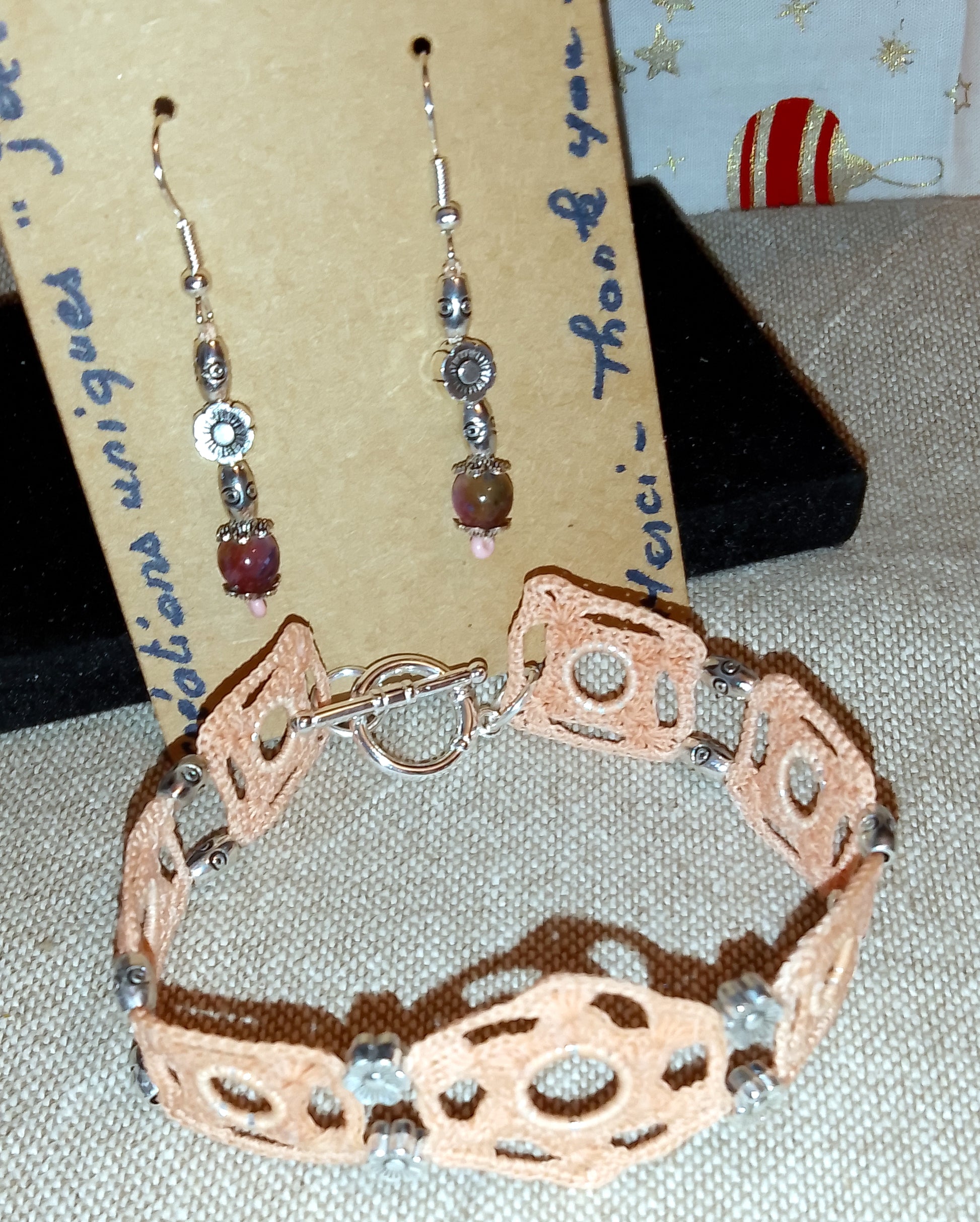 ensemble bracelet et boucles d'oreilles rose pâle  perles oeil du tigre multicolores fait main en France crochet artisanal