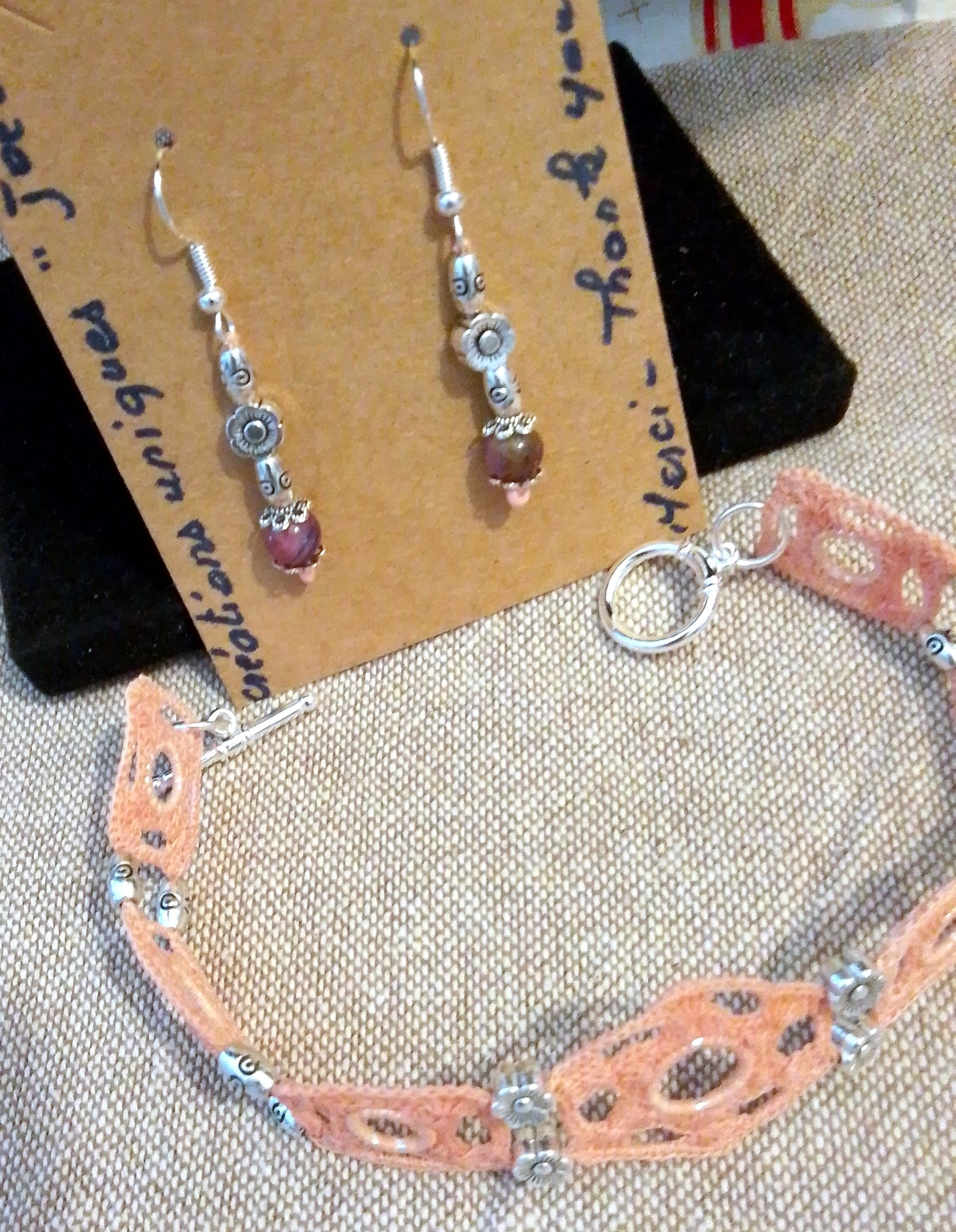 Ensemble bracelet et boucles d'oreilles  rose pâle avec perles oeil de tigre multicolores fait main  en France crochet artisanal