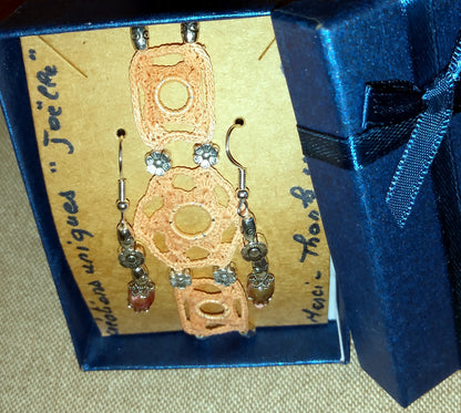 Ensemble rose pâle Solveig bracelet et boucles d'oreilles fait main en France crochet artisanal