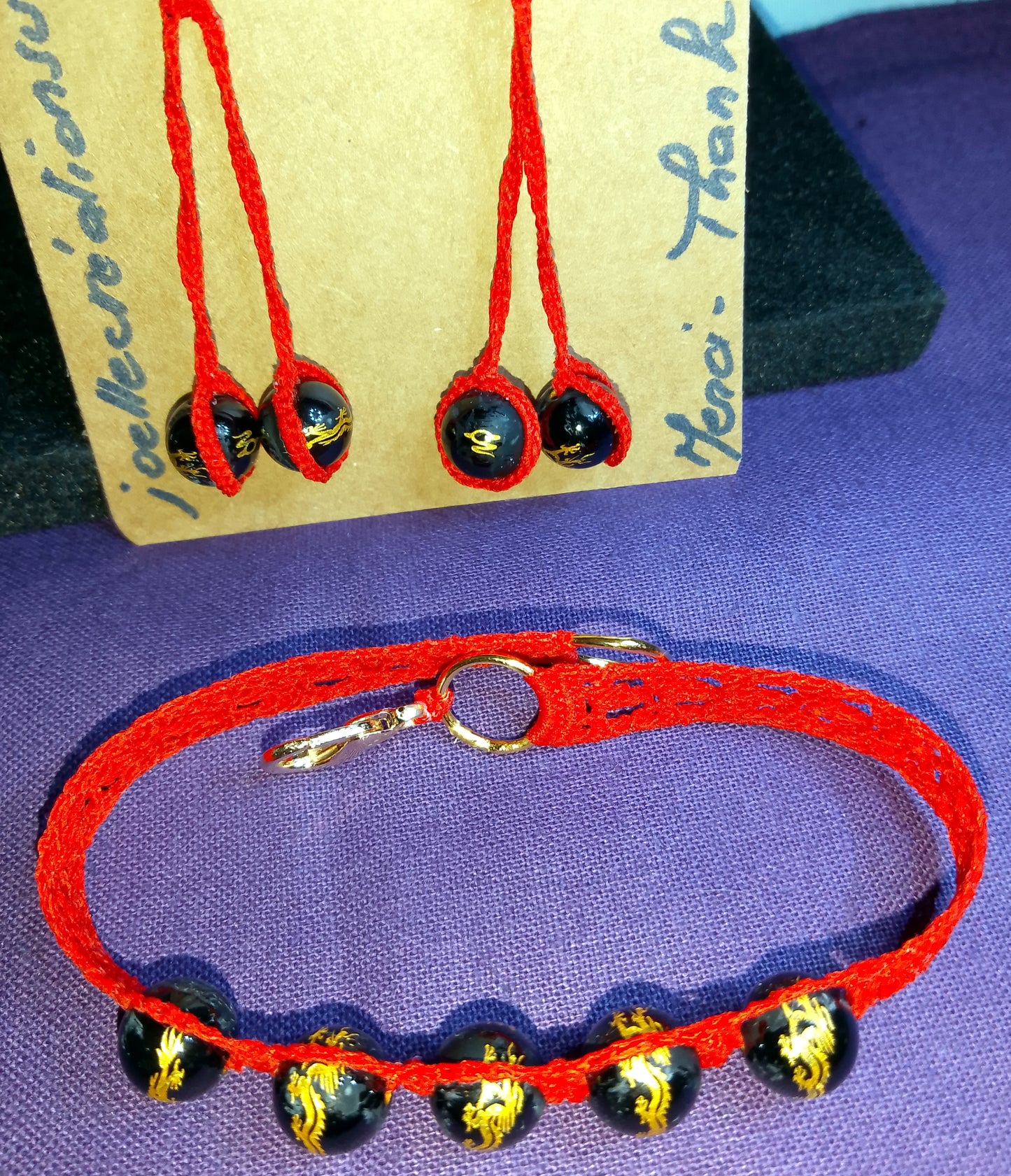 Ensemble bracelet et boucles d'oreilles Bernadette rouge vermillon perles d'onyx noires sculptées dragon doré