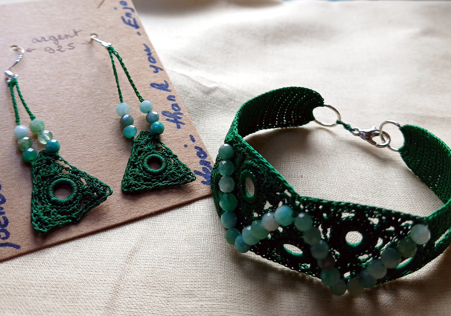 Ensemble Pétronille vert  perles d'émeraudes facétées fait main France crochet artisanal