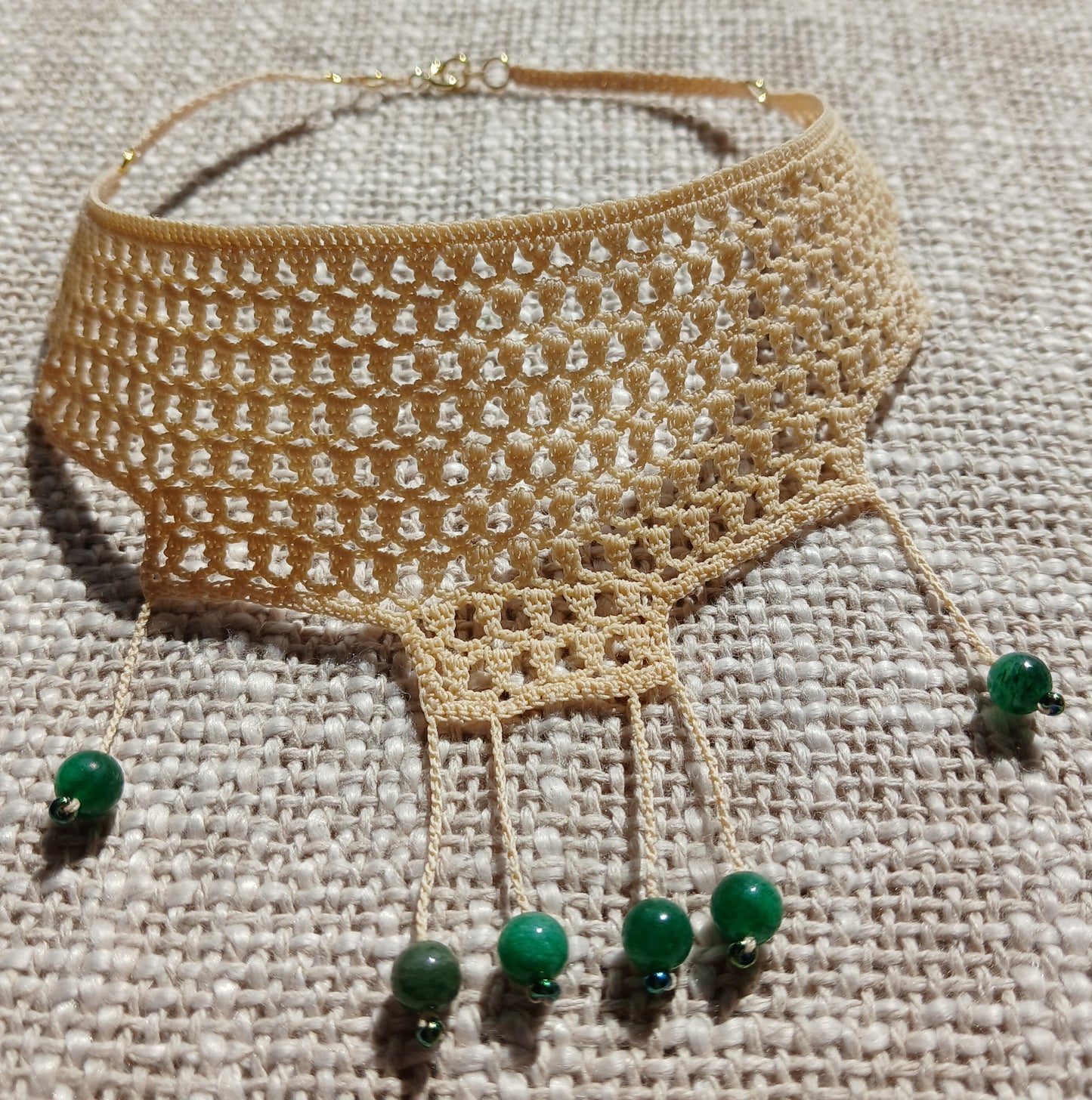 Ras de cou Beige au Crochet – Perles d'Émeraude
