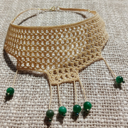 Ras de cou Beige au Crochet – Perles d'Émeraude