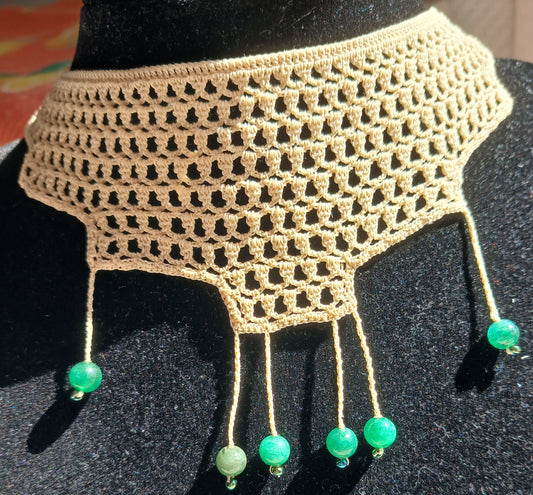 Ras de cou Beige au Crochet – Perles d'Émeraude