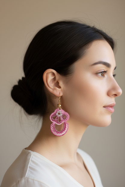 Boucles crochet rose portées, taille réelle