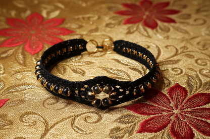 Bracelet noir perles d'obsidienne dorée avec fermoir homard - fond doré avec fleurs rouges