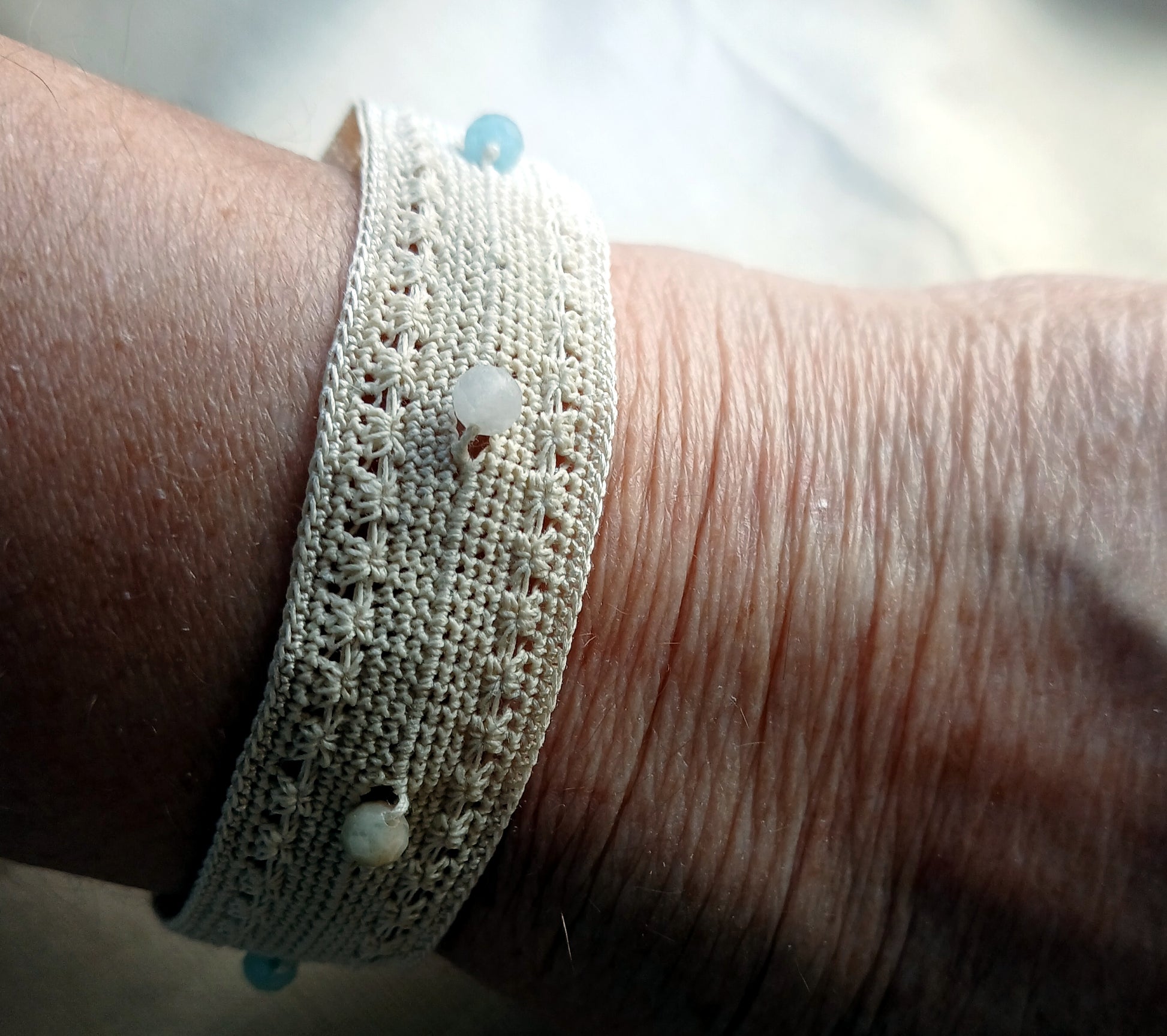 Bracelet beige perles facétées de morganite fait main France crochet artisanal