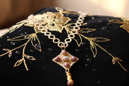 Collier Marion - Tissu floral doré et noir avec gouttes d'eau