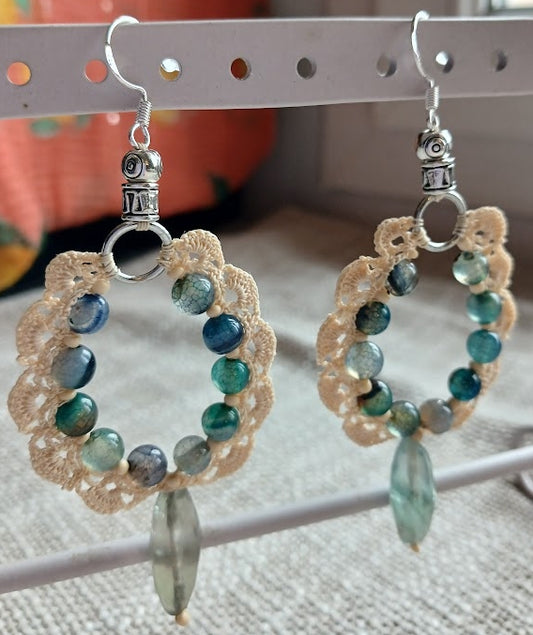 Boucles d'oreilles crochet coton beige, Tourmaline bleue & verte et pendant Fluorine