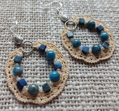 Boucles d'oreilles Lapis Lazuli & Apatite – Crochet coton beige