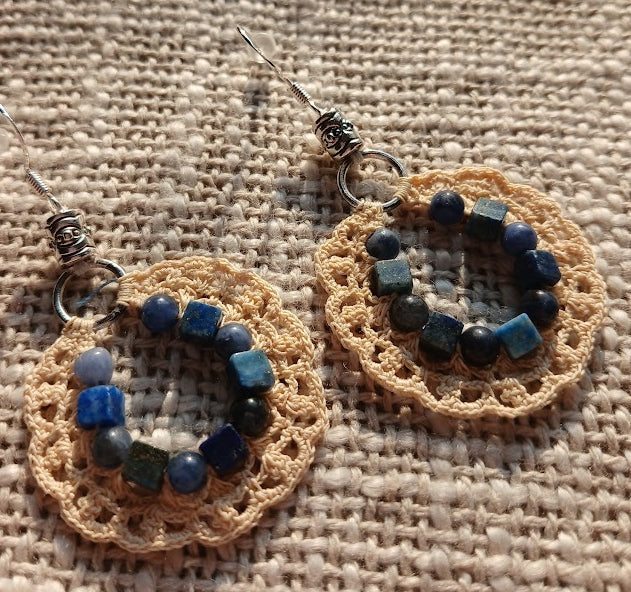Boucles d'oreilles crochet coton beige clair – Lapis lazuli & Sodalite & Argent 925