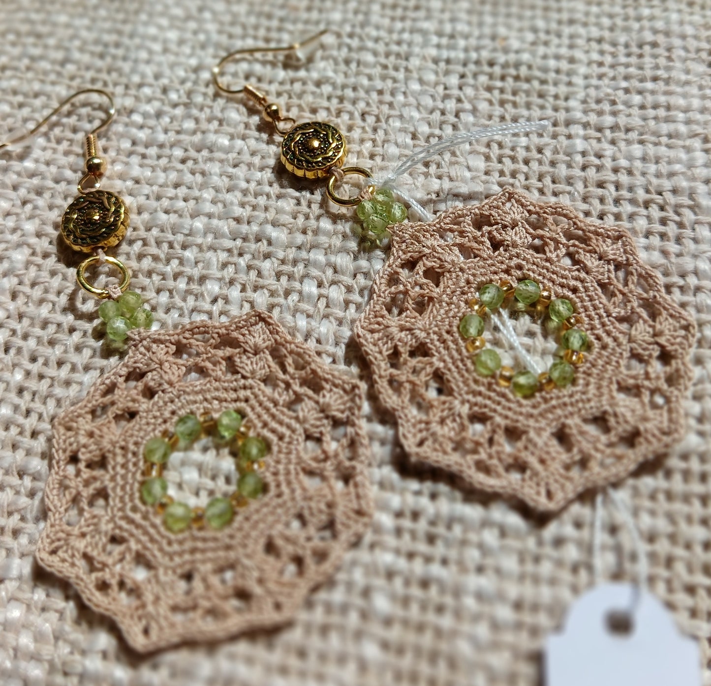 Boucles d'oreilles crochet coton beige — Péridot — Doré
