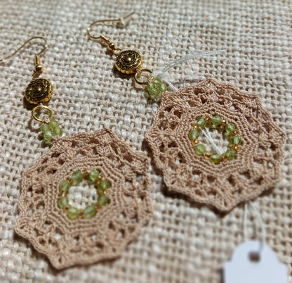 Boucles d'oreilles étoile dentelle crochet coton beige rosé avec couronne de perles de péridot facettées et bouton doré ciselé