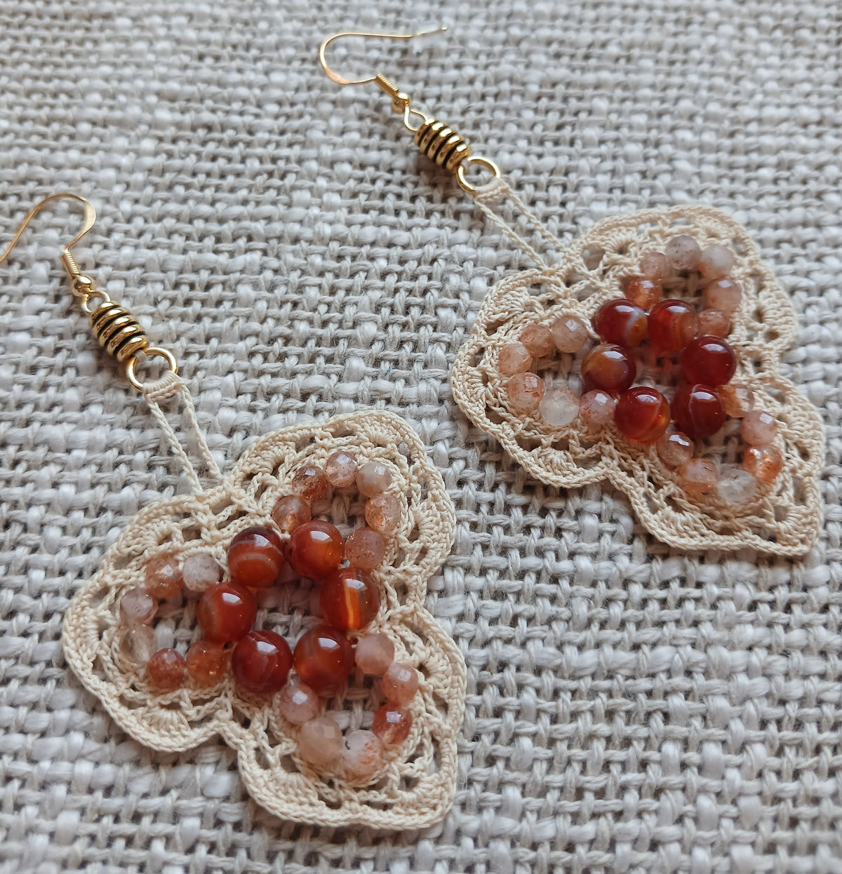 Boucles d'oreilles  Agate rayée & Pierre de soleil facettée — Doré