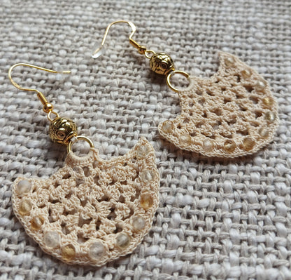 Boucles d'oreilles demi-lune au crochet en coton beige avec perles de citrine facettées intégrées, finition dorée