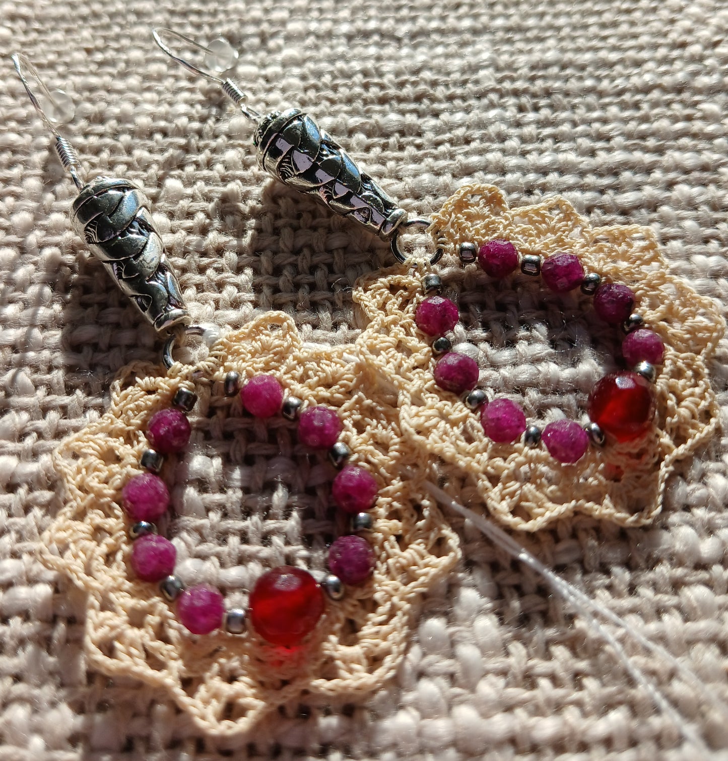 Boucles d'oreilles Crochet Beige Crème – Perles de Rubis Facettées & Argent 925