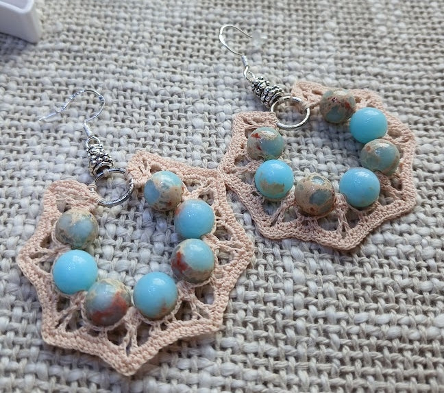 Boucles d'oreilles coton beige clair & perles de serpentine