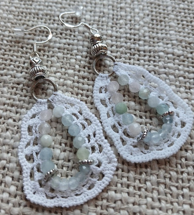 Boucles d'oreilles crochet coton blanc – Morganite & Aigue-marine facettées