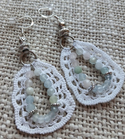 Boucles d'oreilles crochet coton blanc – Morganite & Aigue-marine facettées
