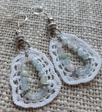 Boucles d'oreilles crochet coton blanc avec perles de morganite et aigue-marine facettées, crochet argent 925