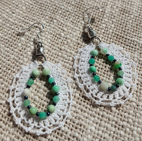 Grandes créoles en crochet coton blanc avec perles de chrysoprase, émeraude facettée et rocaille noire, charm argenté, crochet argent sterling