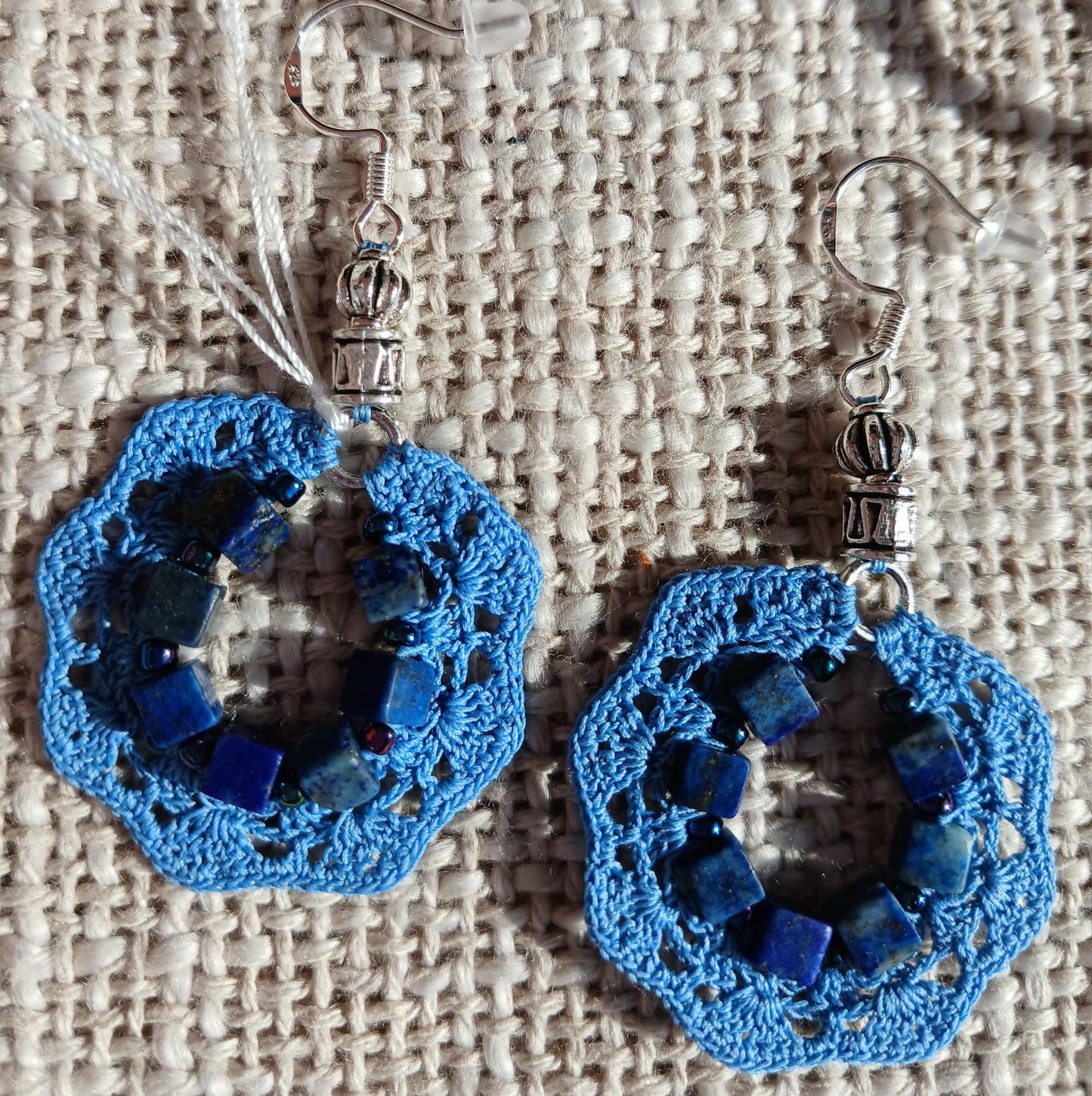Boucles d'oreilles crochet coton bleu – Cubes de lapis lazuli & Argent 925