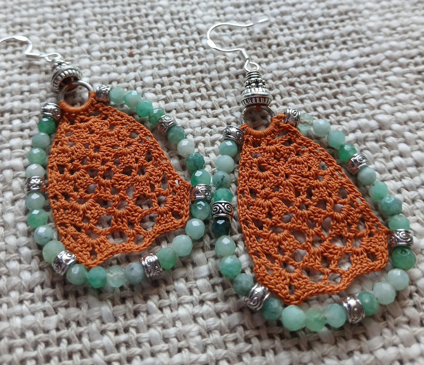 Boucles d'oreilles crochet brun doré & émeraude facettée