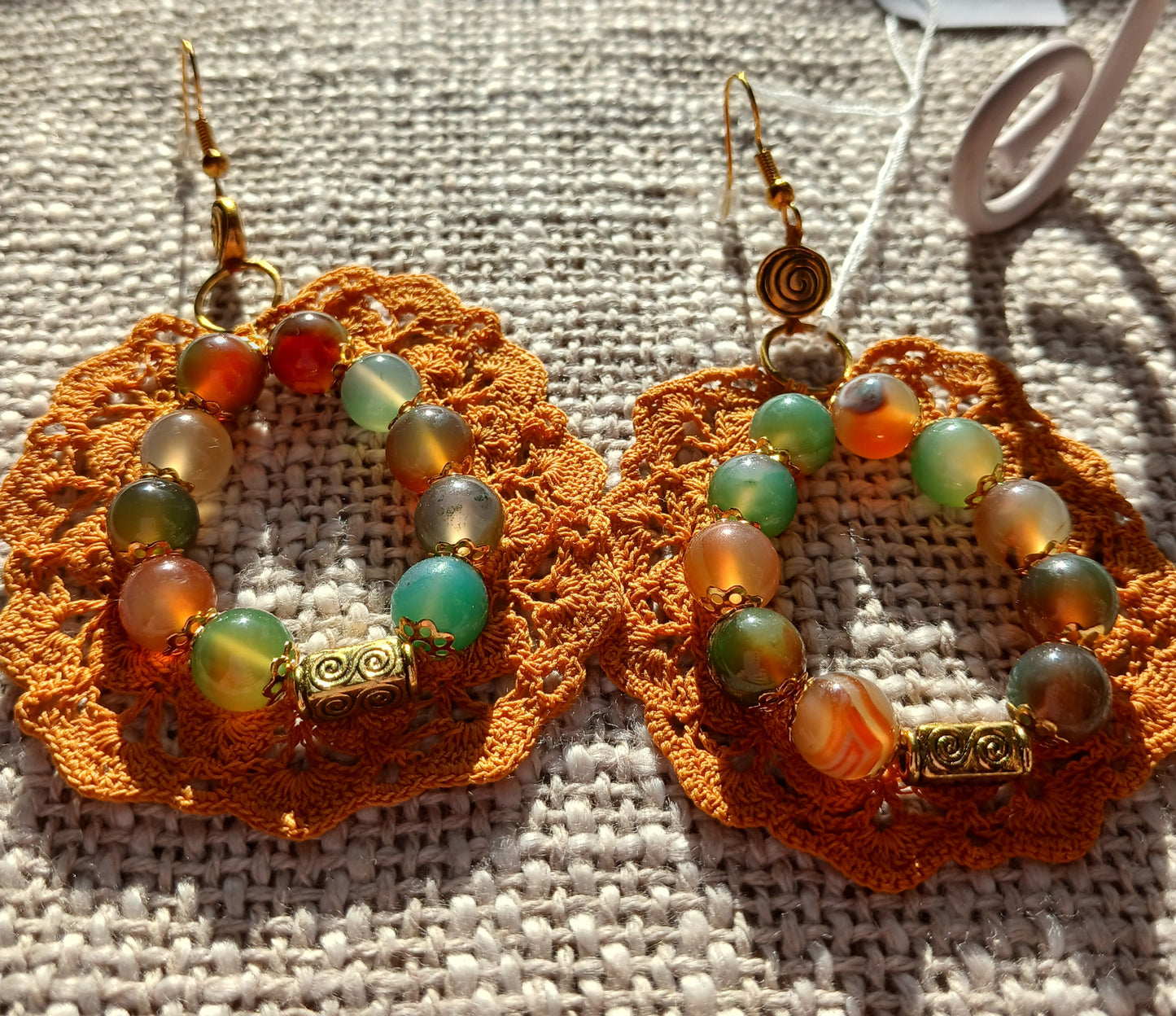 Boucles d'oreilles Crochet Brun Doré – Agate Paon