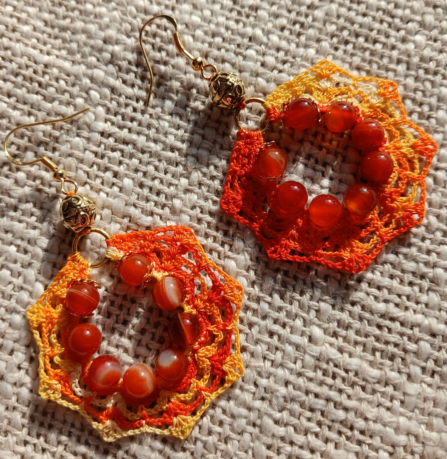 Boucles d'oreilles créoles au crochet – Coton dégradé orange & perles d'agate rayée