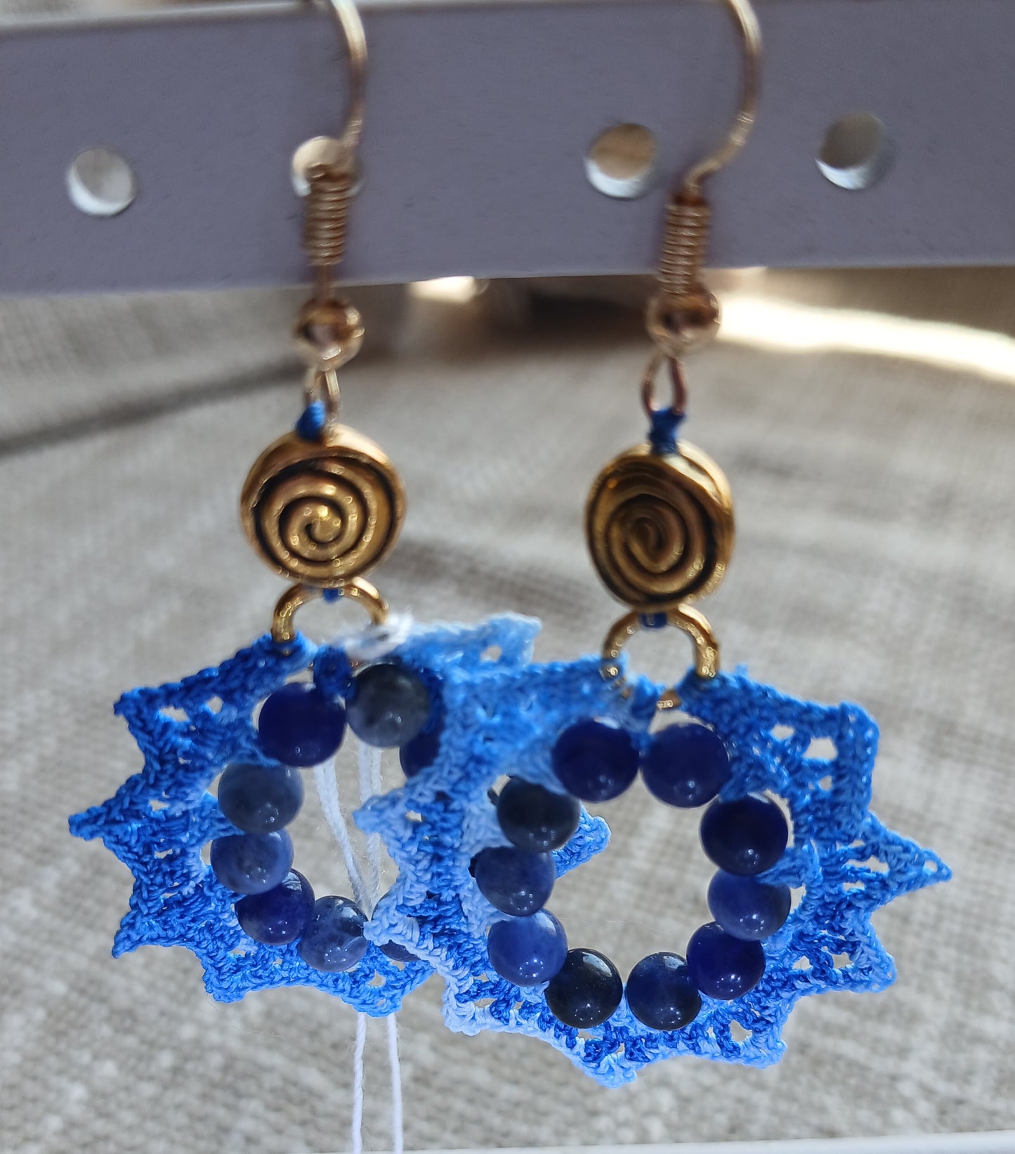 Boucles d'oreilles Crochet Bleu Dégradé – Perles de Sodalite & Spirale Dorée