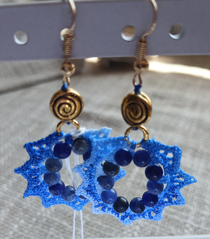 Boucles d'oreilles Crochet Bleu Dégradé – Perles de Sodalite & Spirale Dorée