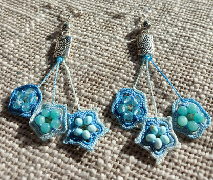 Boucles d’oreilles coton dégradé bleu, Amazonite, Turquoise & Topaze bleue