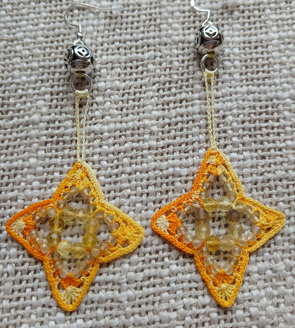 Boucles d'oreilles crochet étoile citrine fluorine – vue portées en situation