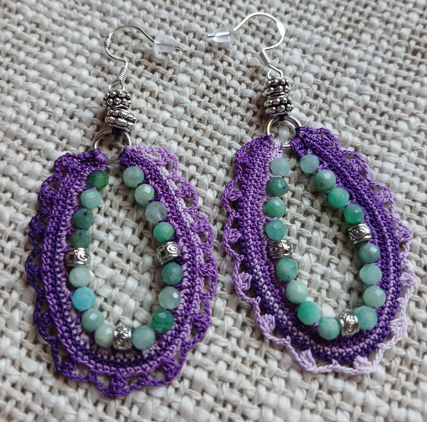 Boucles d'oreilles crochet grand anneau ovale festonné dégradé violet-lavande avec perles d'émeraude facettées vert menthe et argent 925