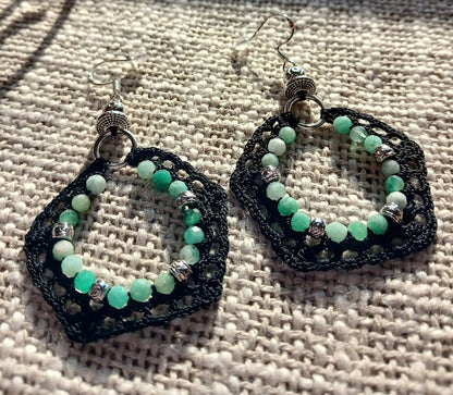 Boucles d'oreilles coton noir & perles d'émeraude facettées