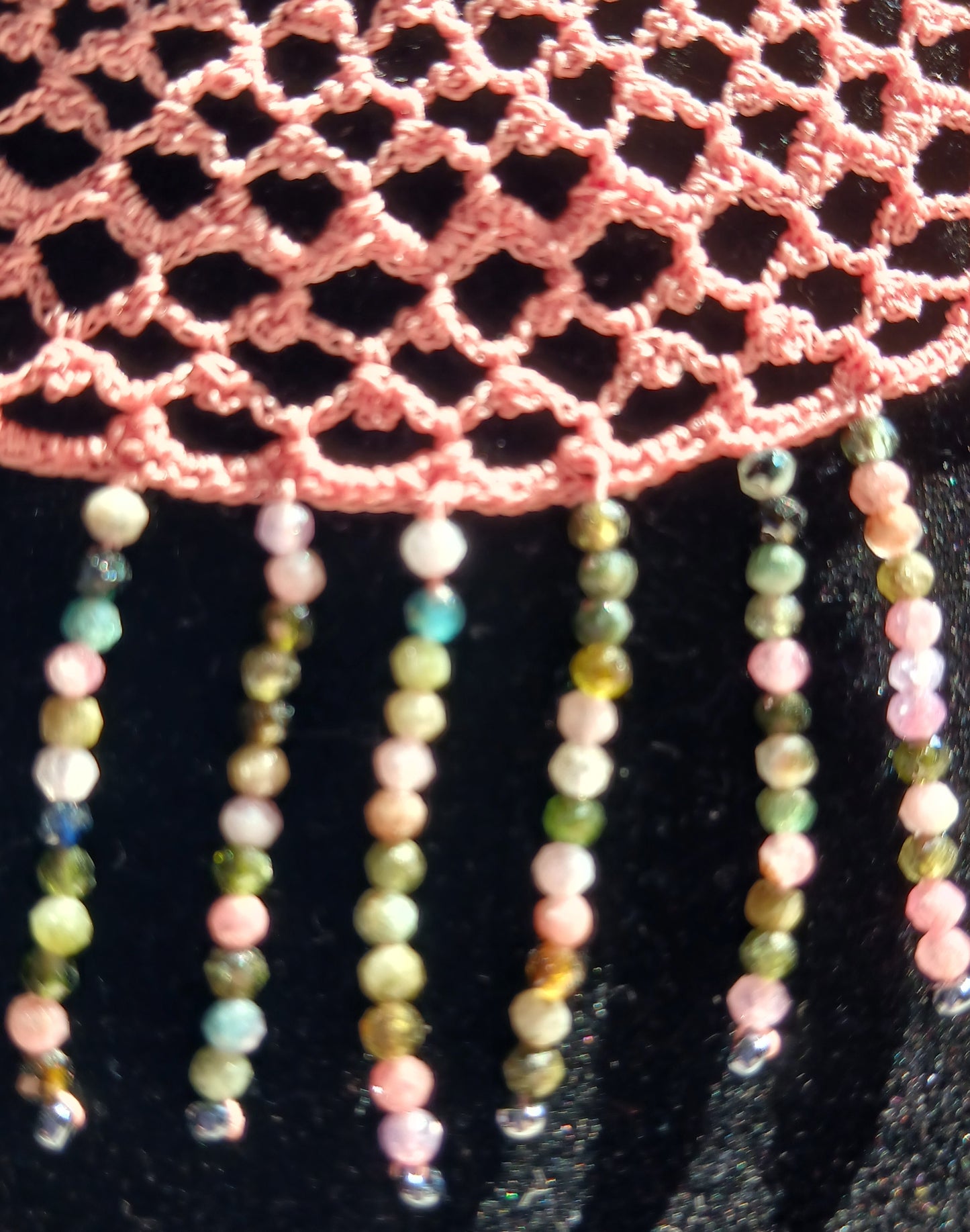 Collier ras de cou crochet coton rose – Tourmaline multicolore