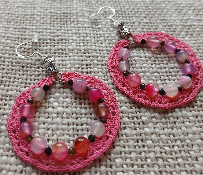 Boucles d'oreilles créoles en crochet coton rose soutenu avec perles de tourmaline rose, noire et verte, crochet argent 925