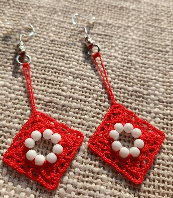 Boucles d'oreilles crochet coton rouge vermillon – Perles d'agate blanche & Argent 925