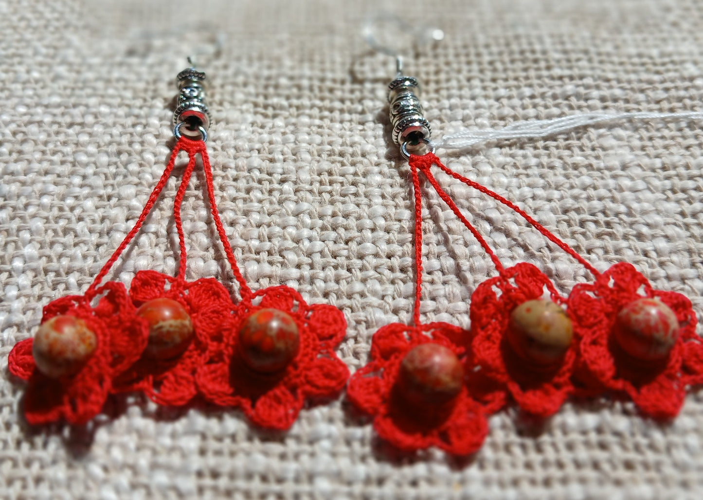 Boucles d'oreilles 3 fleurs crochetées coton rouge vermillon avec perles de jaspe rouge orange marbré et apprêts argentés ciselés