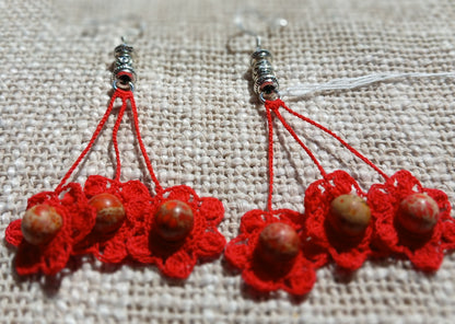 Boucles d'oreilles 3 fleurs crochetées coton rouge vermillon avec perles de jaspe rouge orange marbré et apprêts argentés ciselés