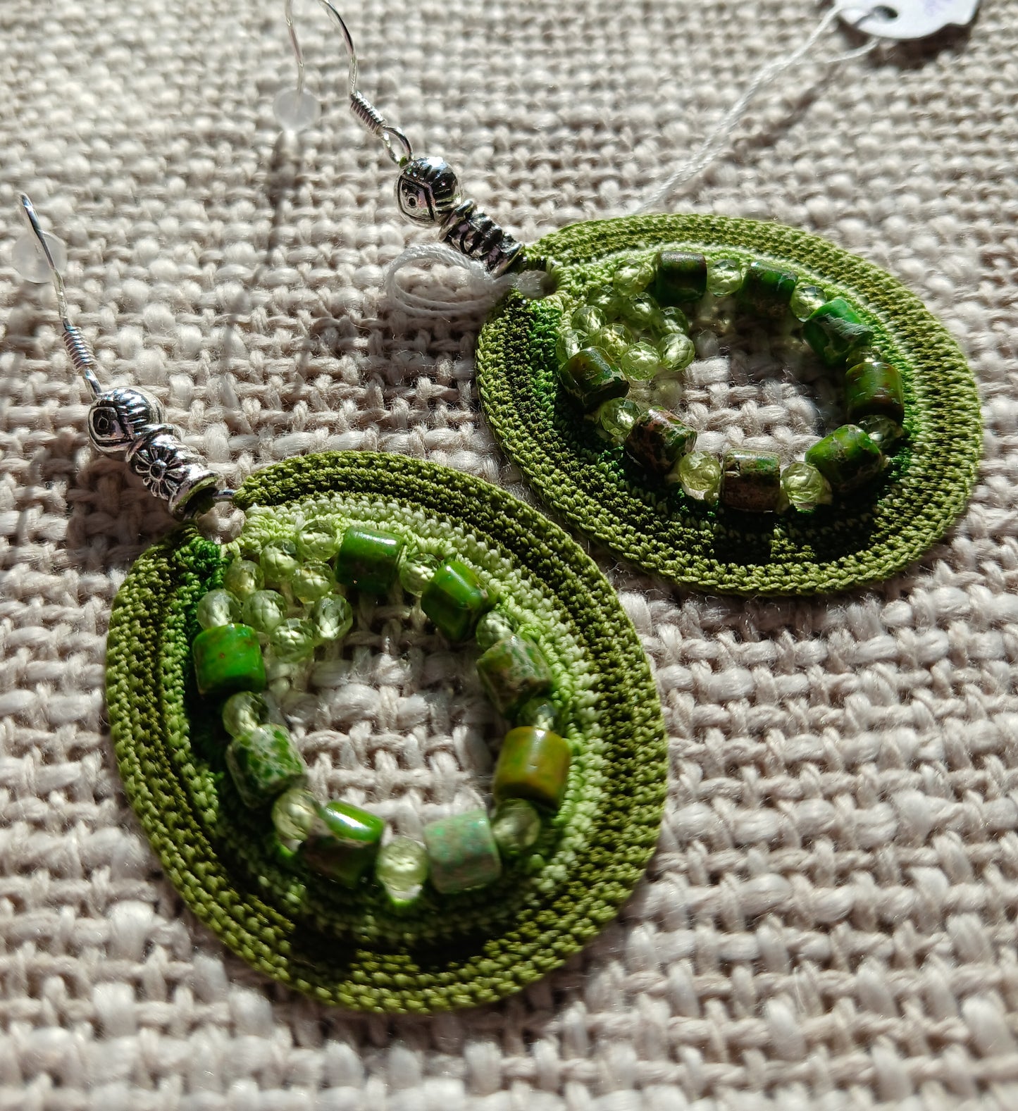 Boucles d'oreilles crochet coton dégradé de verts – Jaspe impérial chauffé & Péridot facetté & Argent sterling